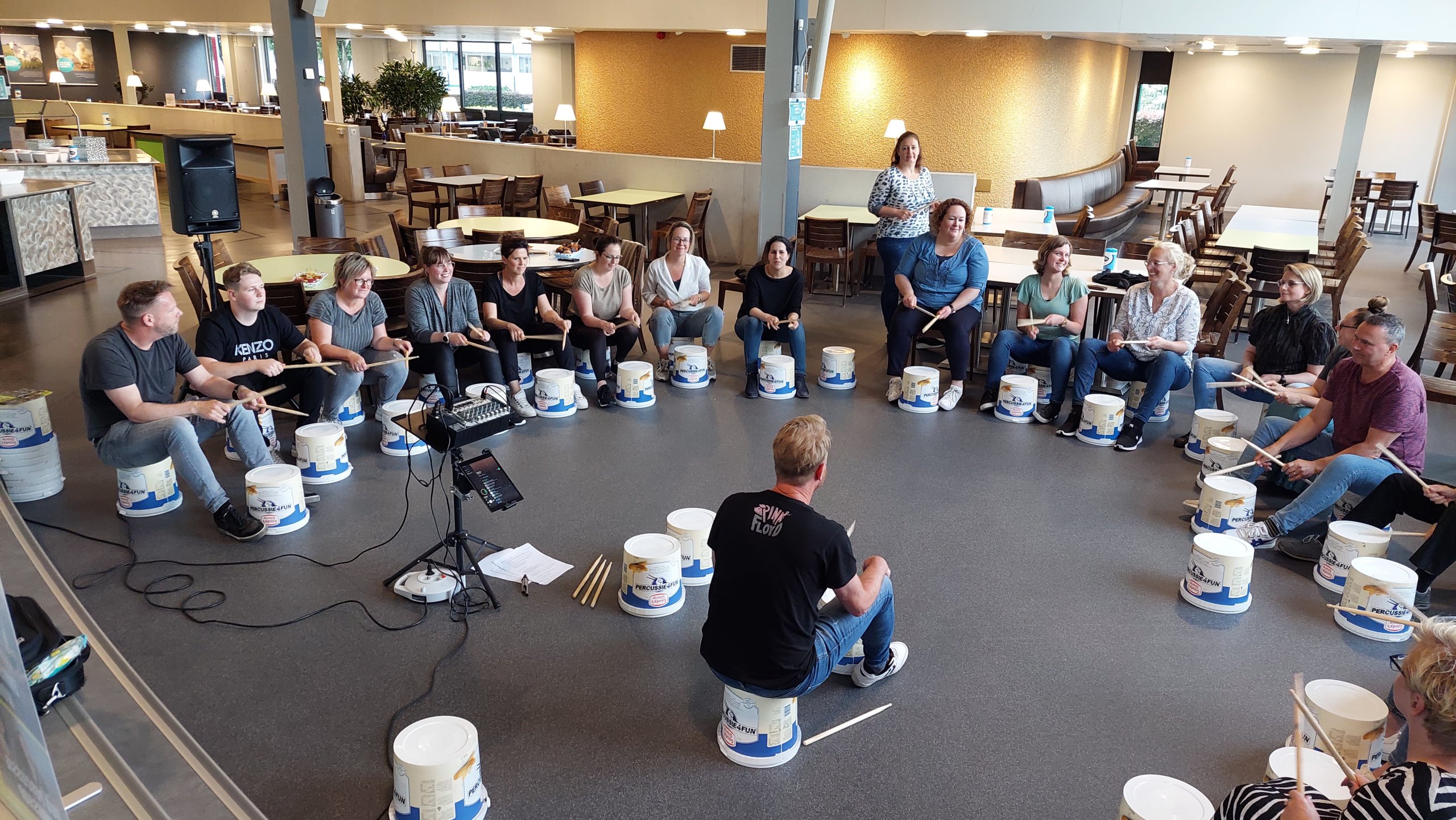 Trommelen / Percussie op Plastic afval